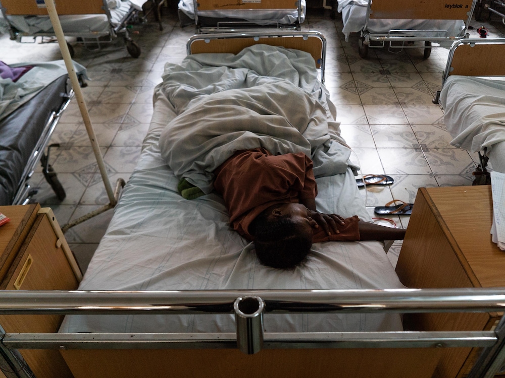 Des patientes couchées dans des lits.