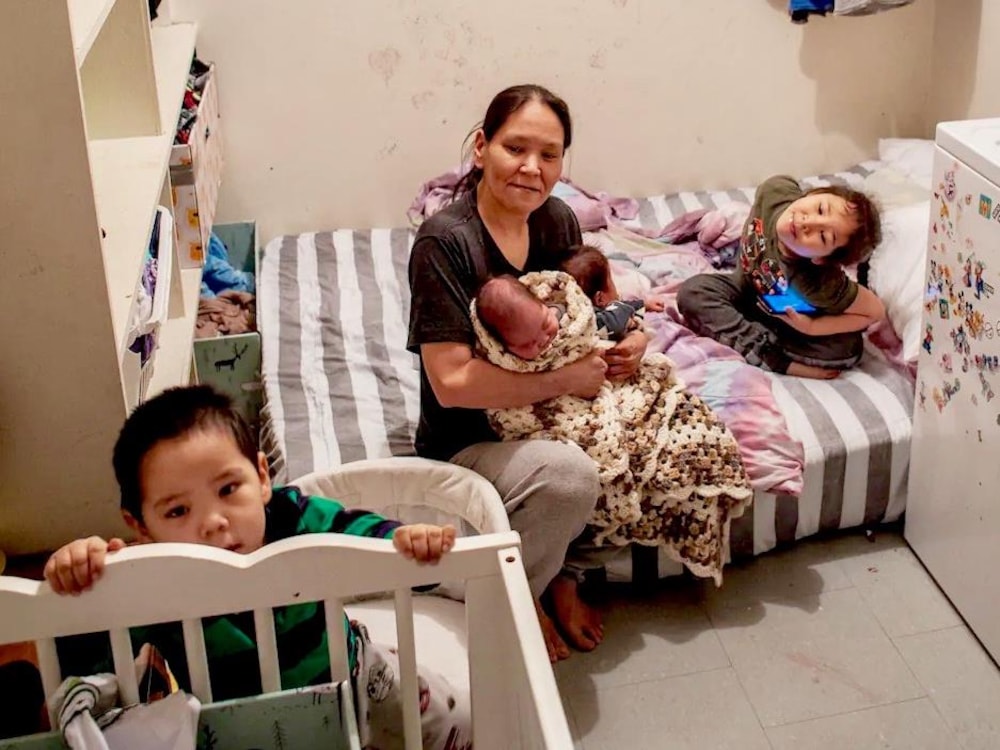 Branda Maniapik et ses quatre enfants.