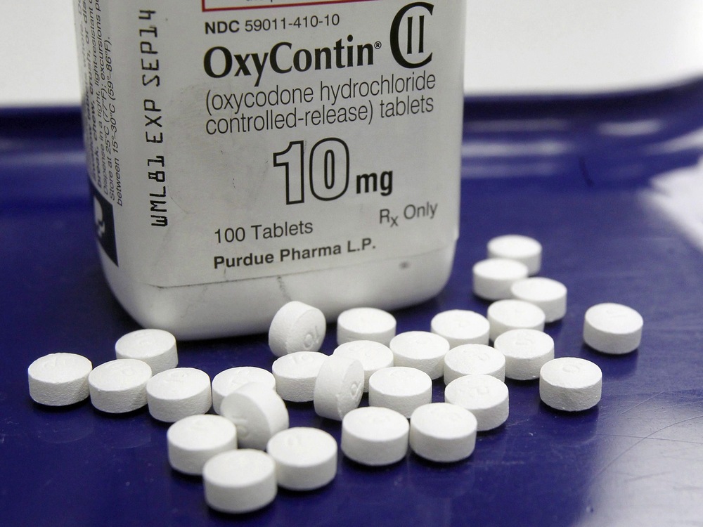 Des comprimés devant une bouteille d’OxyContin.