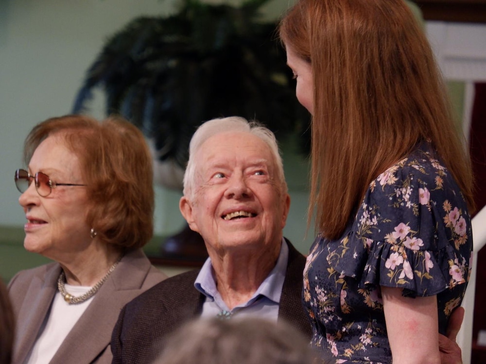 Jimmy Carter discute avec une jeune femme.