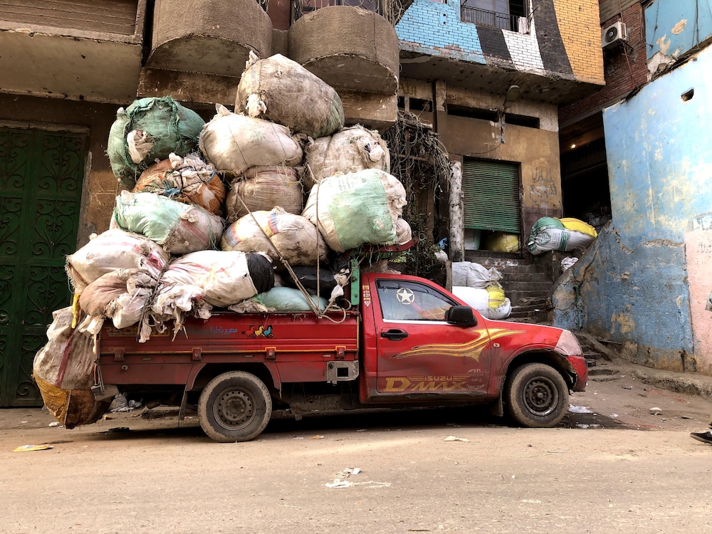 Les camions sont souvent surchargés dans Manshiyat Nasser.