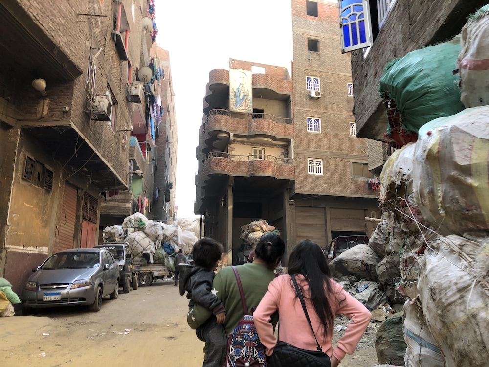 Une famille marche dans une rue de Manshiyat Nasser.