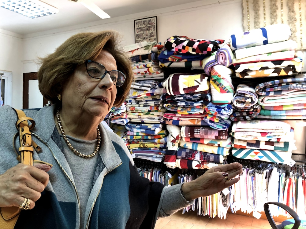 Suzie Greiss explique que les femmes travaillent très durement dans Manshiyat Nasser.