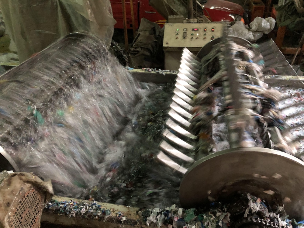 Une ligne de lavage est en marche dans une usine de recyclage de plastique de Manshiyat Nasser.