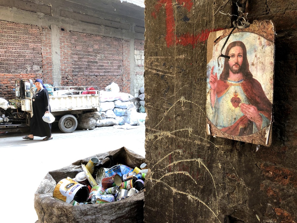 Les portraits de Jésus-Christ sont nombreux dans la cité-ordures de Manshiyat Nasser.