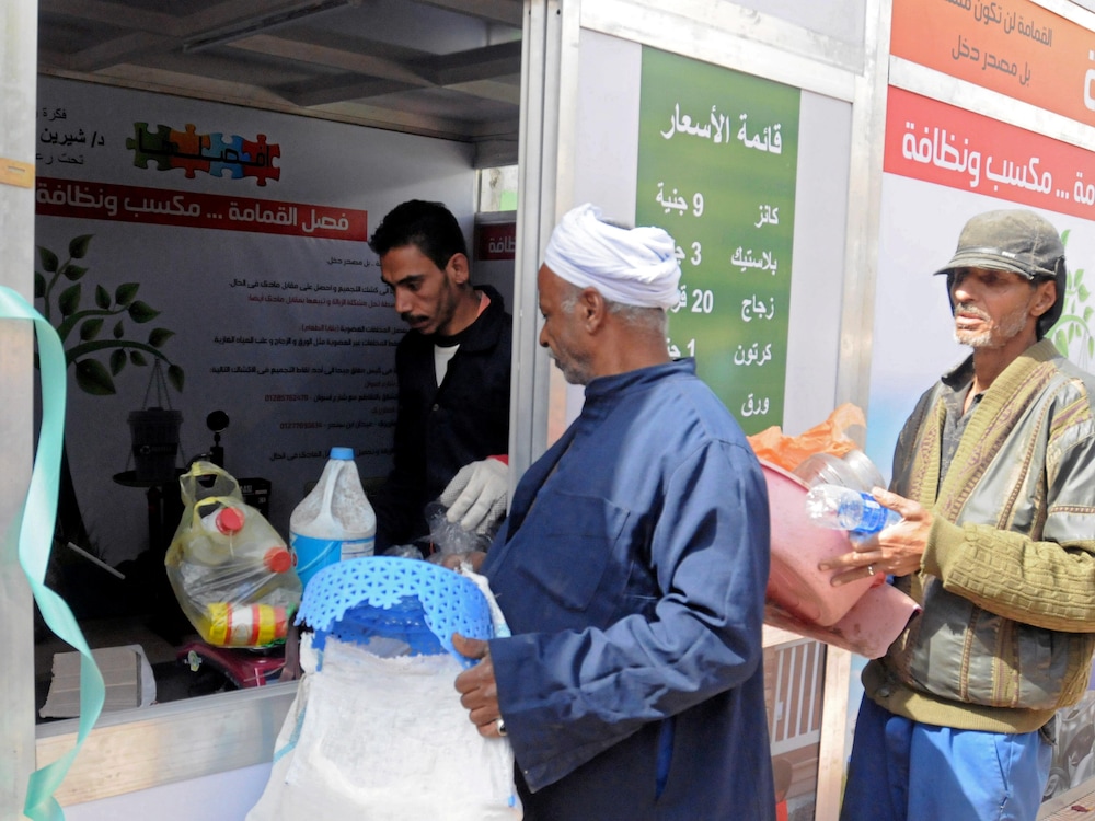 Des Cairotes vendent leurs déchets recyclables dans un kiosque gouvernemental.