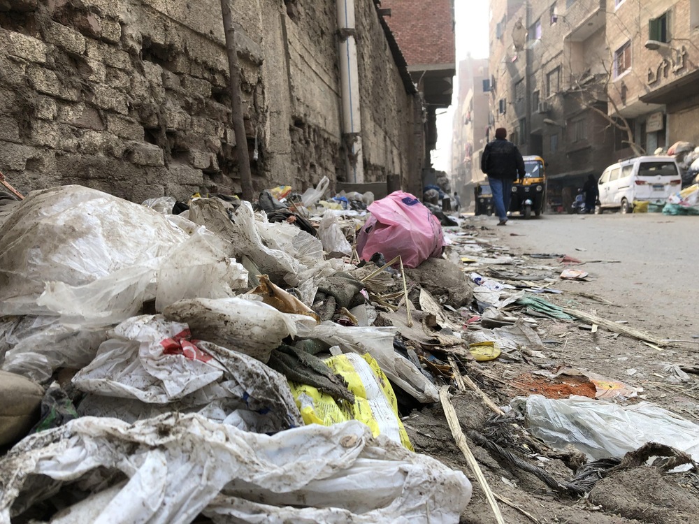 Une rue encombrée de détritus dans Manshiyat Nasser.