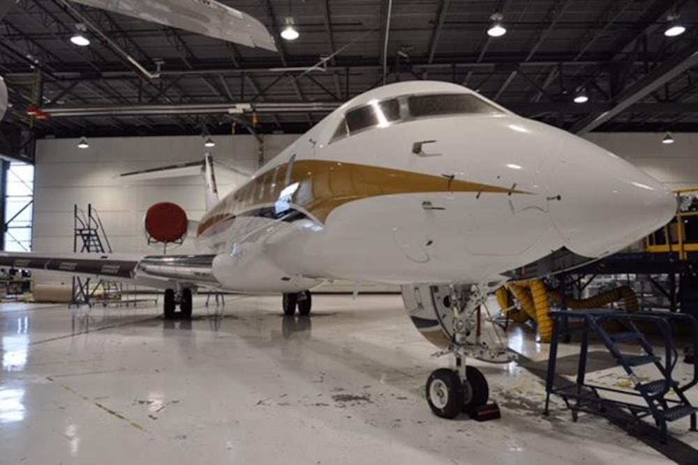 L'appareil en construction est dans un hangar.