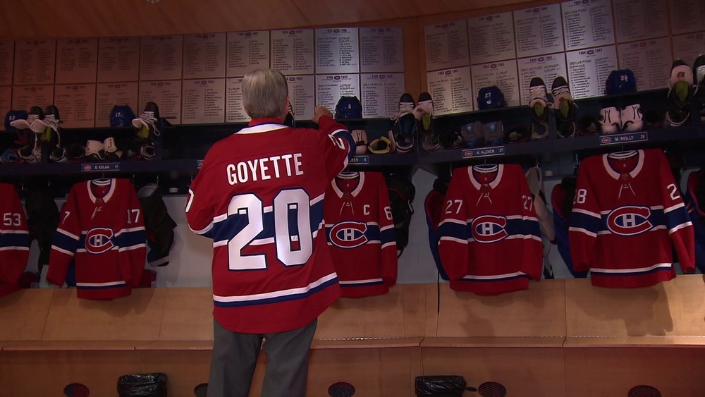 Phil Goyette remarque son nom sur les plaques des formations du Canadien des années 50 et 60.