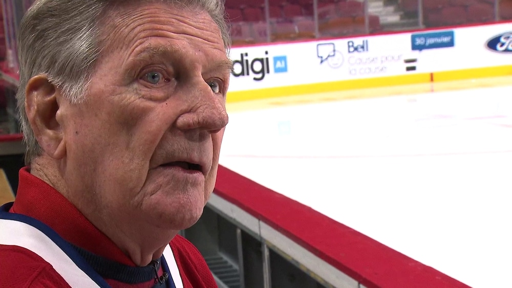 Phil Goyette assis au banc du Canadien au Centre Bell