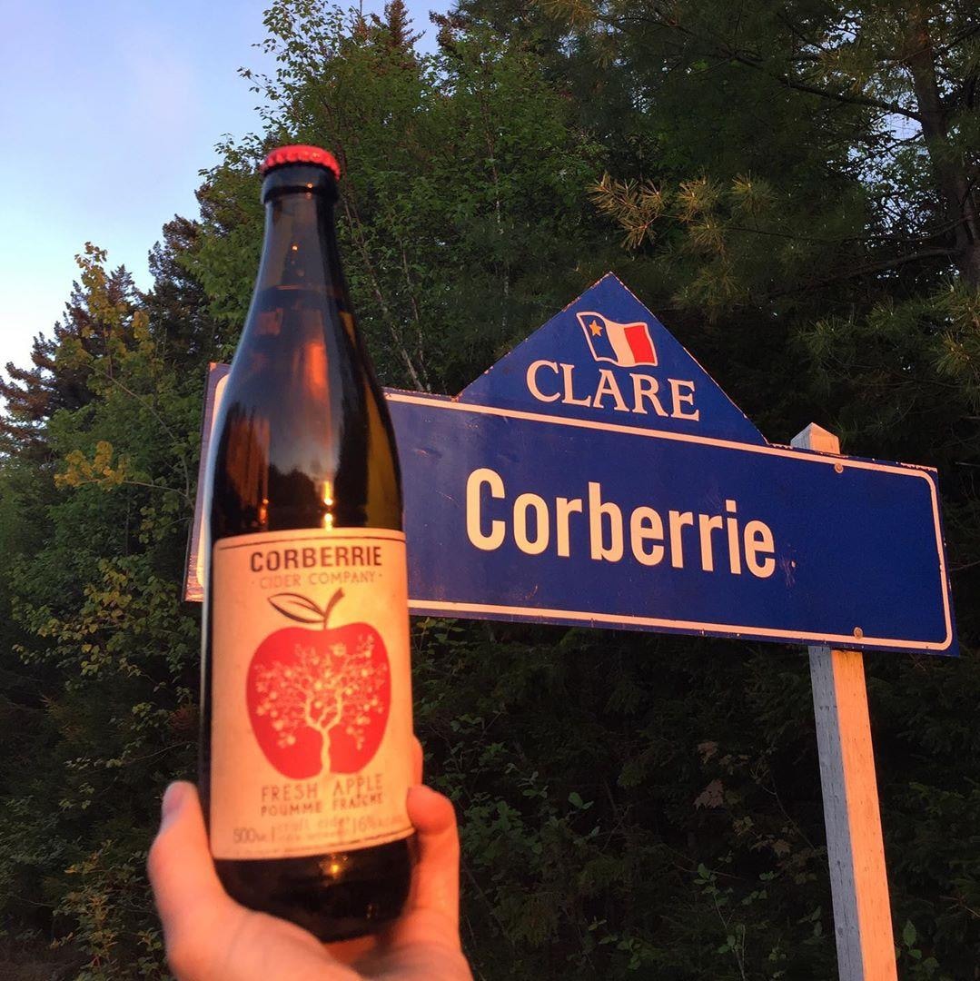 Bouteille de cidre Corberrie devant un panneau routier annonçant la communauté de Corberrie et la Municipalité de Clare. Bouteille de cidre Corberrie devant un panneau routier annonçant la communauté de Corberrie et la Municipalité de Clare.