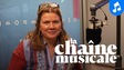 Marina Orsini en studio d'enregistrement radio.