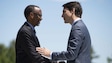 Justin Trudeau serre la main du président rwandais Paul Kagame 