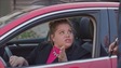 La comédienne dans une voiture semble contrariée.