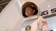 Alyssa Carson sort d'une capsule avec sa combinaison d'astronaute.
