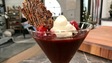 La mousse est couronnée de crème, de fraises et d'une galette