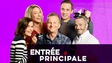 L'animateur et les quatre chroniqueurs d'Entrée principale sur fond rose