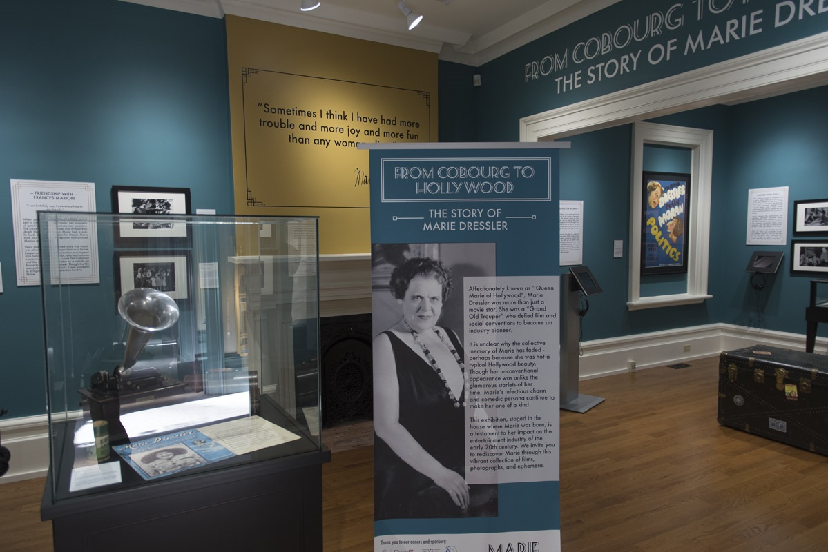 Affiches sur les murs, poster géant avec le portrait de Marie Dressler, un vieux gramophone Affiches sur les murs, poster géant avec le portrait de Marie Dressler, un vieux gramophone