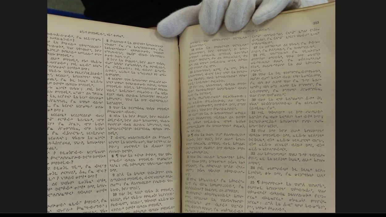 Imprimé en 1861, le texte de cette Bible est composé en écriture syllabique crie traditionnelle. La reliure originale est recouverte de cuir. Imprimé en 1861, le texte de cette Bible est composé en écriture syllabique crie traditionnelle. La reliure originale est recouverte de cuir.