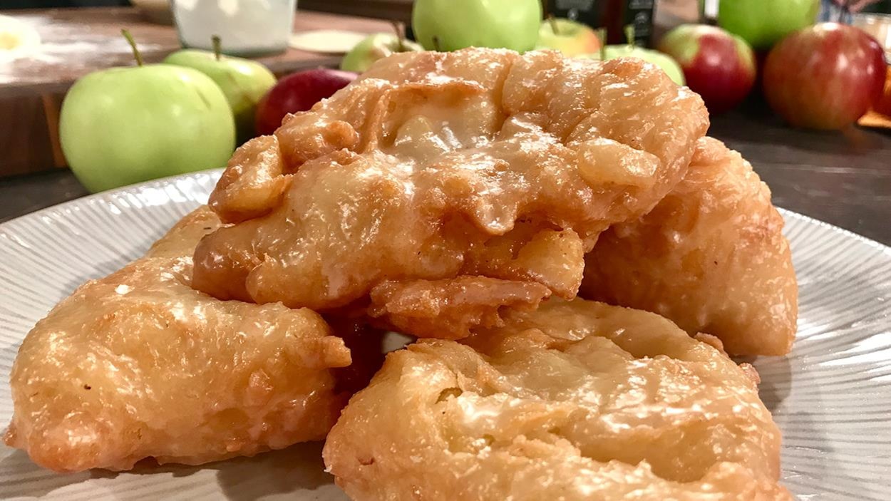 Quelques beignets croustillants dans une assiette blanche Quelques beignets croustillants dans une assiette blanche
