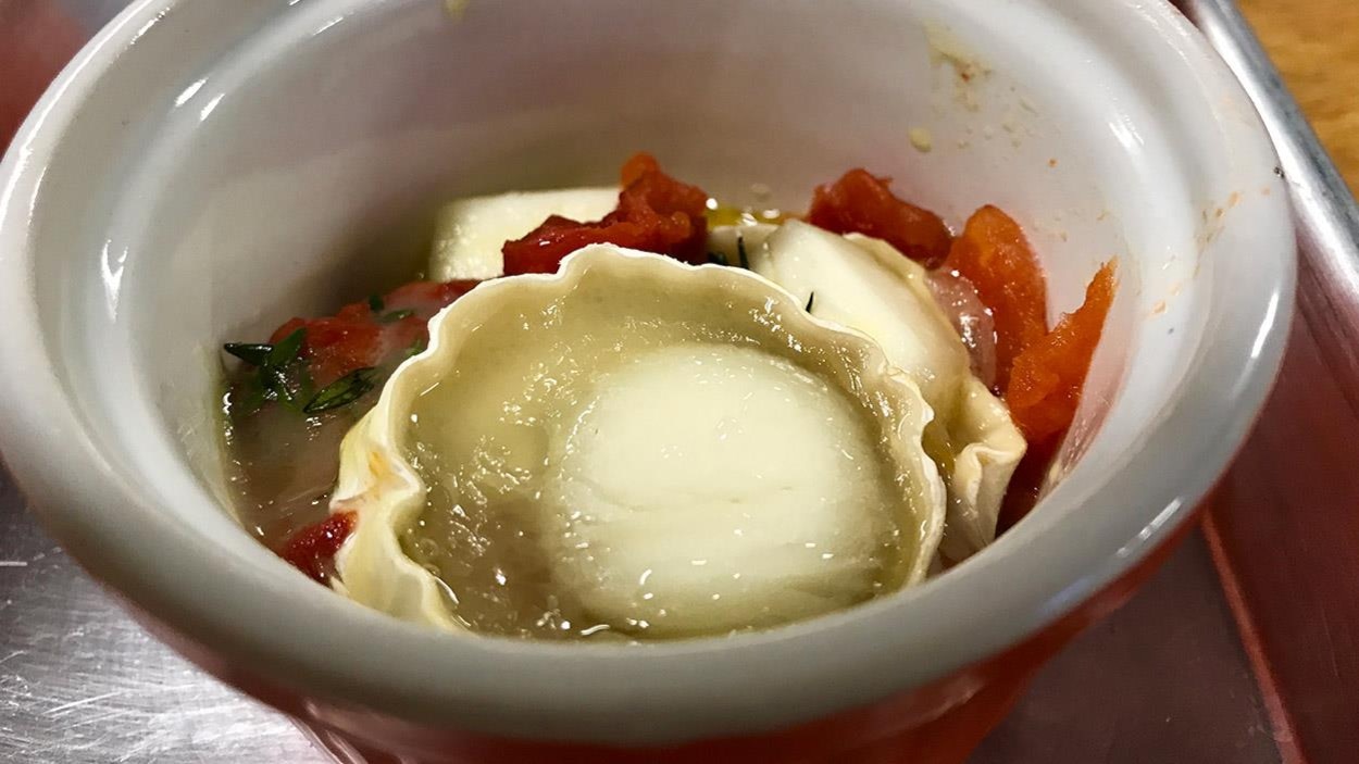 Le gratin est accompagné de tomates confites Le gratin est accompagné de tomates confites