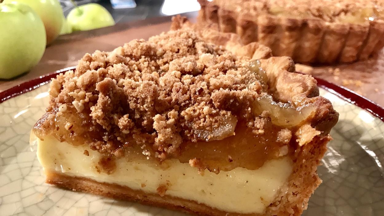 Une part de tarte avec son croustillant d'amandes Une part de tarte avec son croustillant d'amandes