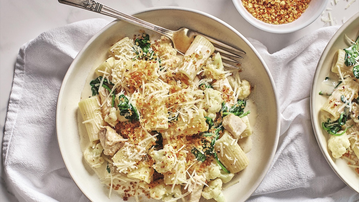 Un bol de rigatonis sauce crémeuse au chou-fleur et poulet.
