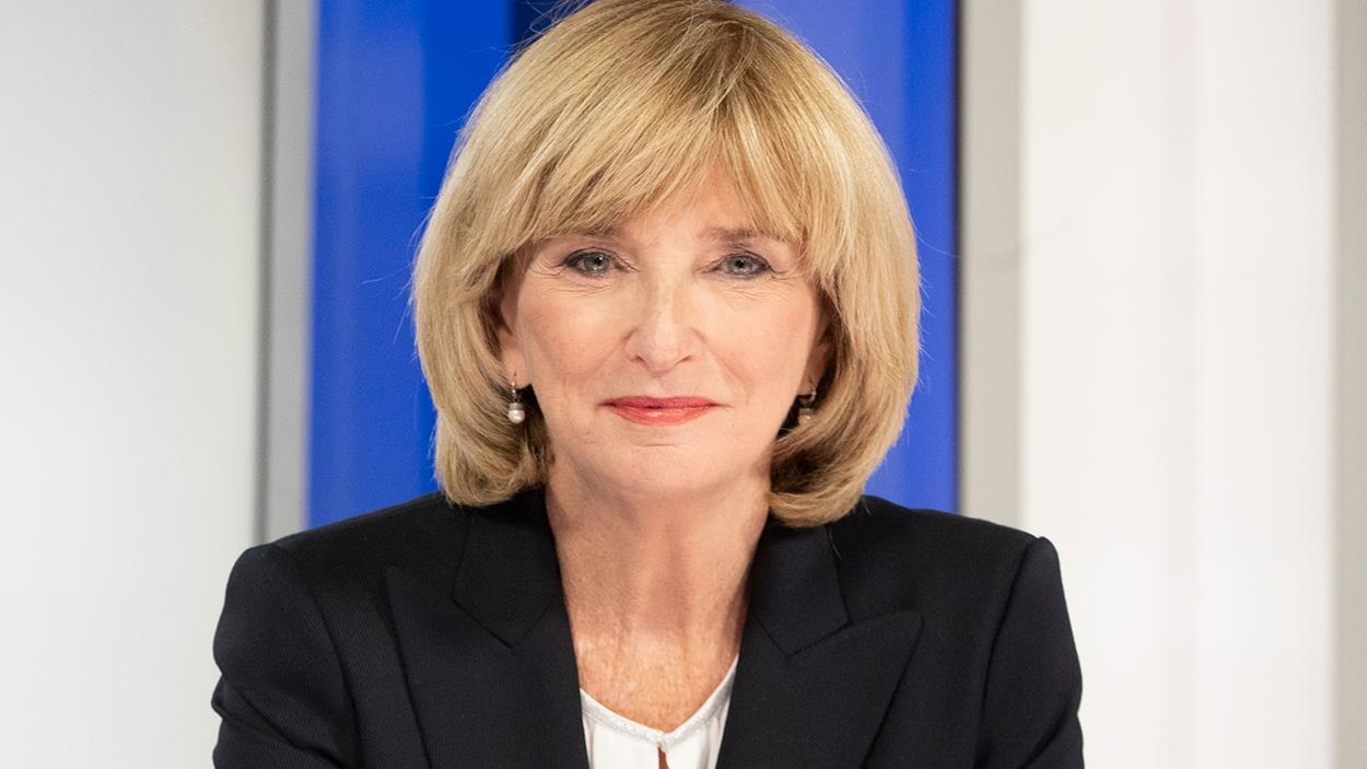Anne-Marie Dussault sur le plateau de 24|60, regardant directement la lentille de la caméra. Anne-Marie Dussault sur le plateau de 24|60, regardant directement la lentille de la caméra.