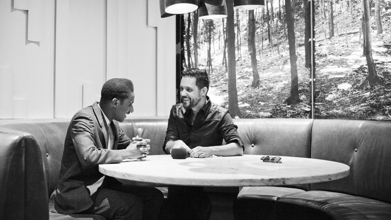 les deux hommes en entretien photo noir et blanc. les deux hommes en entretien photo noir et blanc.