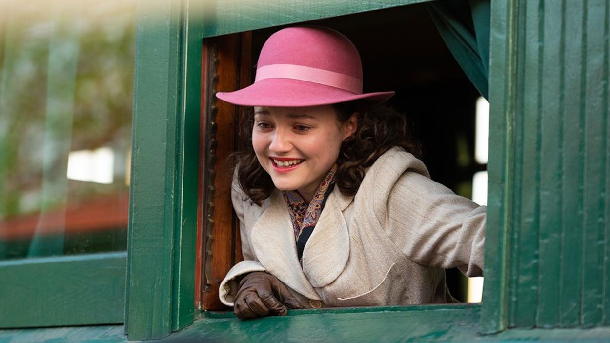 Romane Denis joue Gabrielle Roy qui part en train et regarde à la fenêtre.