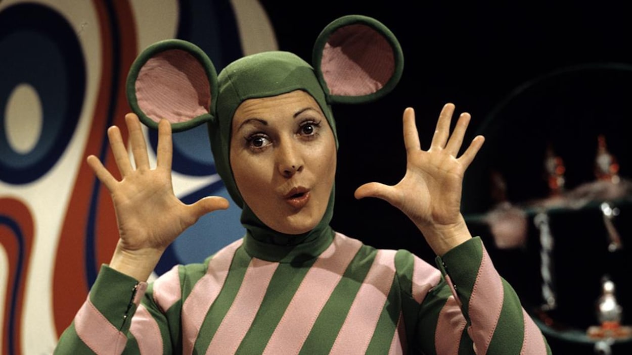 Louisette Dussault dans le rôle de La souris verte.