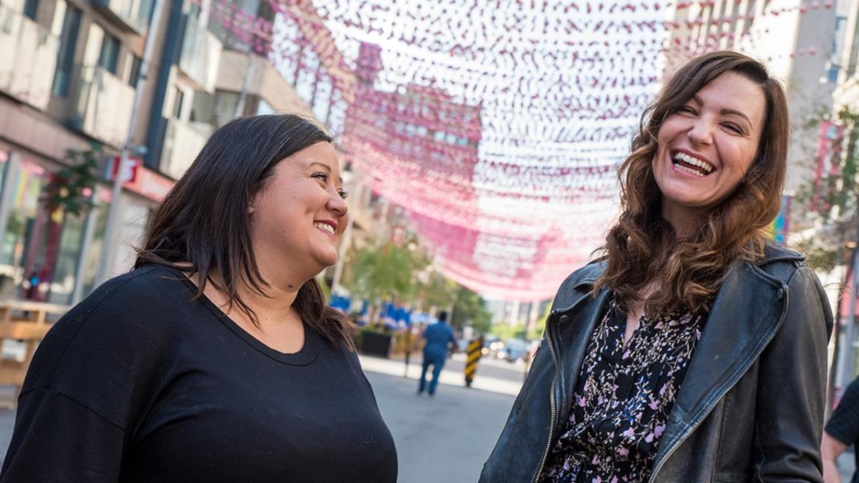 Manal Drissi et Geneviève Pettersen sur la rue Sainte-Catherine à Montréal. Manal Drissi et Geneviève Pettersen sur la rue Sainte-Catherine à Montréal.