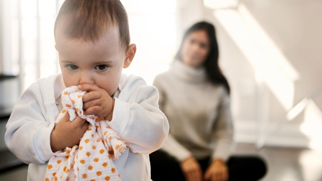 Un bébé semble sentir sa doudou pour se réconforter. Un bébé semble sentir sa doudou pour se réconforter.