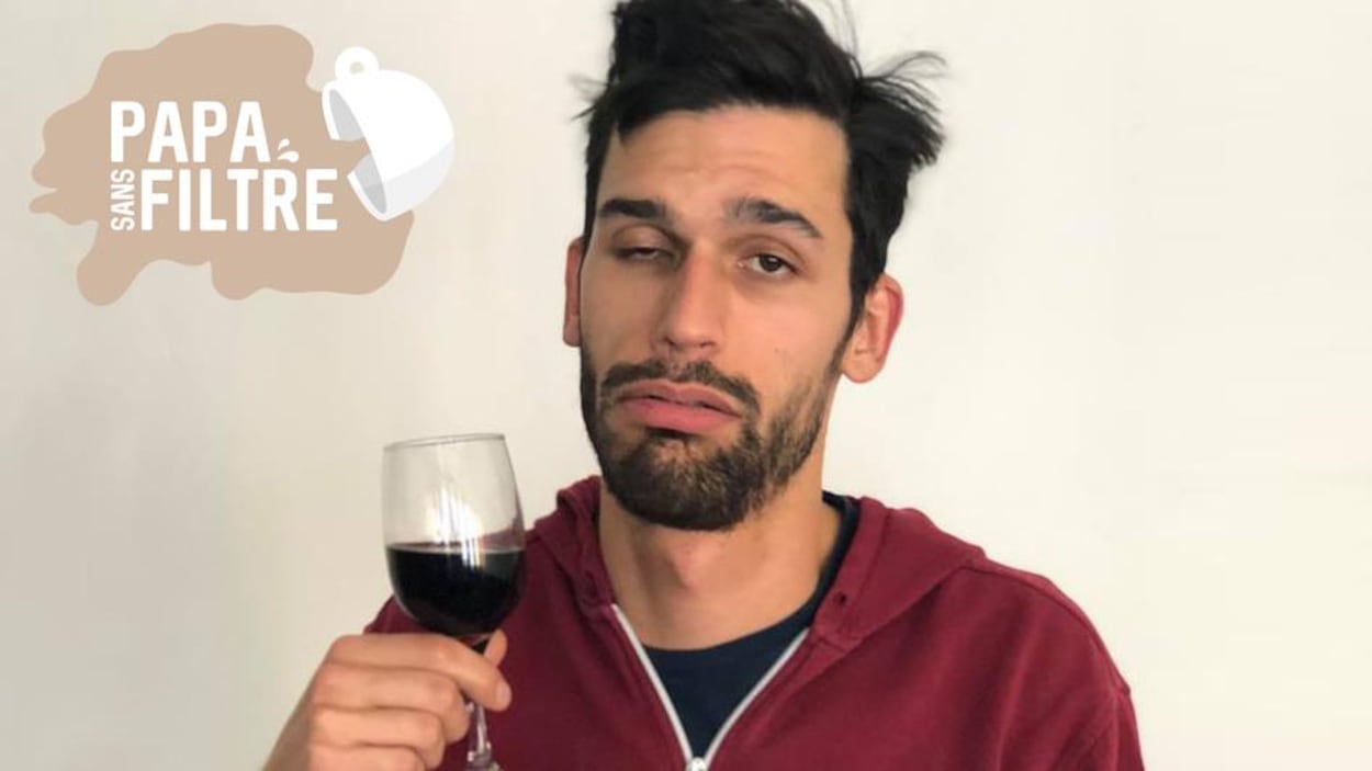L'humoriste Simon Laroche boit un verre de vin avec un air désespéré. L'humoriste Simon Laroche boit un verre de vin avec un air désespéré.