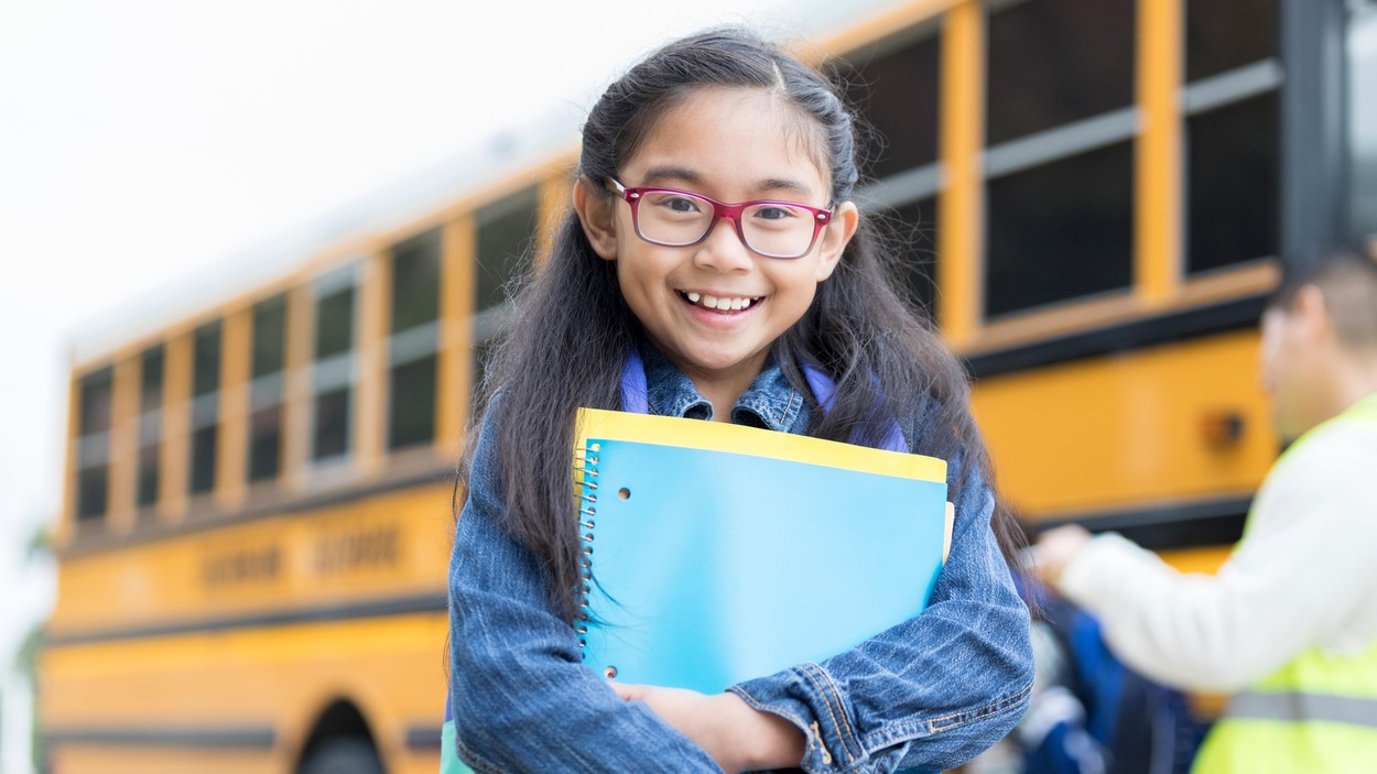 Une jeune fille avec ses articles scolaires. Une jeune fille avec ses articles scolaires.