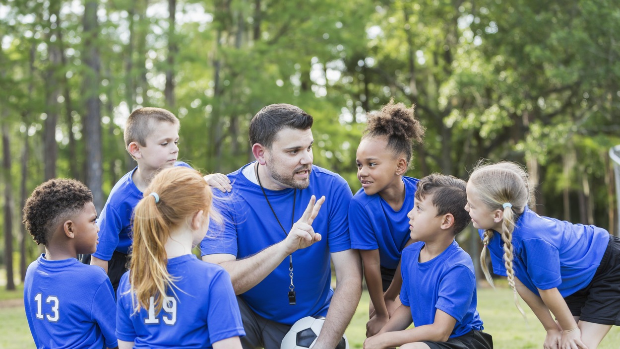 Des enfants avec leur coach de soccer. Des enfants avec leur coach de soccer.