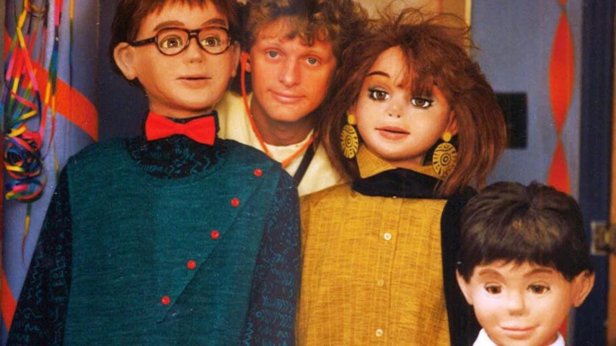 Le manipulateur de marionnettes Michel Ledoux en compagnie de quelques marionnettes de l'émission « À plein temps ». Le manipulateur de marionnettes Michel Ledoux en compagnie de quelques marionnettes de l'émission « À plein temps ».