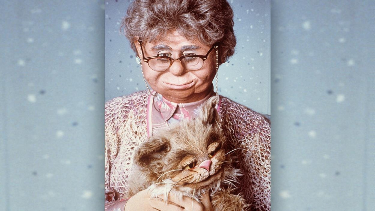 La marionnette Madame Bourette et son chat Ti-Mine La marionnette Madame Bourette et son chat Ti-Mine