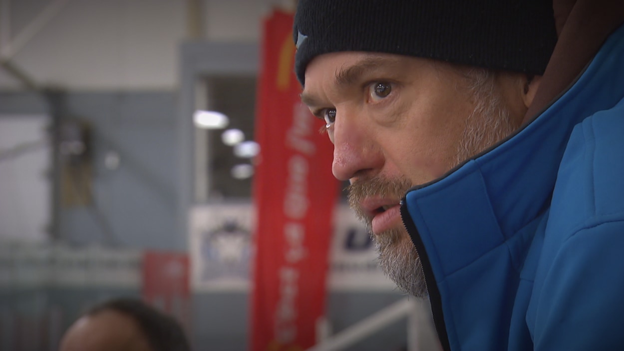 L'ancien joueur de la LNH, Joé Juneau. L'ancien joueur de la LNH, Joé Juneau.