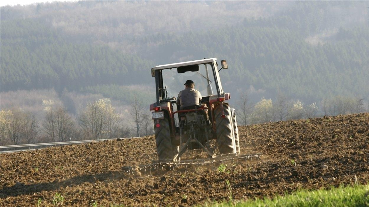 Un tracteur dans un champ Un tracteur dans un champ