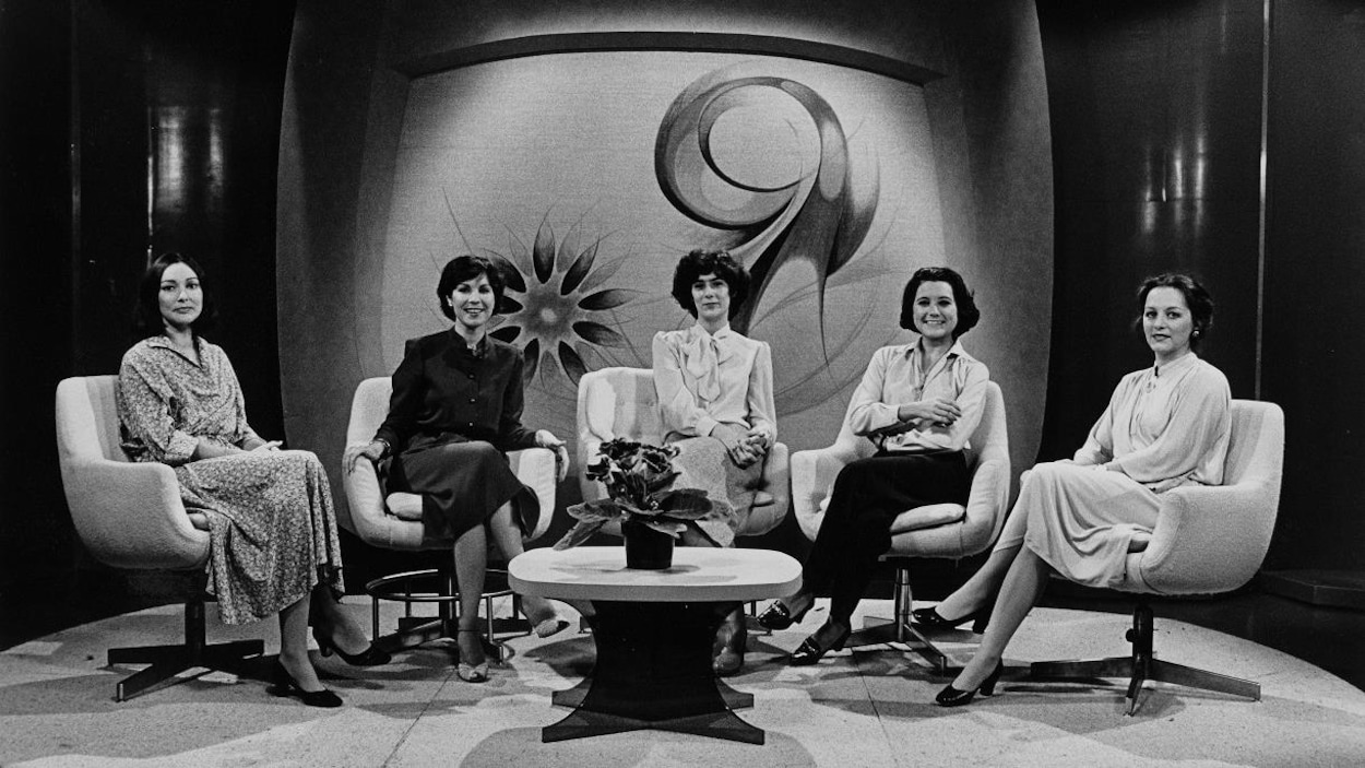 Dans un studio de télévision, Rachel Verdon, Claudette
Lambert, Élisabeth Richard, Micheline Archambault et Lise Garneau sont rassemblées sur des fauteuils autour d'une table basse.