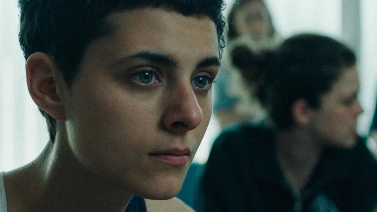 Une jeune femme regarde vers la droite. Une jeune femme regarde vers la droite.