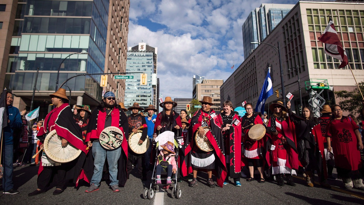 Des Autochtones attendant que la Marche pour la réconciliation commence à Vancouver, en Colombie-Britannique, le dimanche 24 septembre 2017. Les Premières Nations, les Métis et les Inuits sont plus jeunes que les autres Canadiens, de plus en plus nombreux, vivent de plus en plus en ville, sont mal logés, et leurs langues sont menacées. Des Autochtones attendant que la Marche pour la réconciliation commence à Vancouver, en Colombie-Britannique, le dimanche 24 septembre 2017. Les Premières Nations, les Métis et les Inuits sont plus jeunes que les autres Canadiens, de plus en plus nombreux, vivent de plus en plus en ville, sont mal logés, et leurs langues sont menacées.