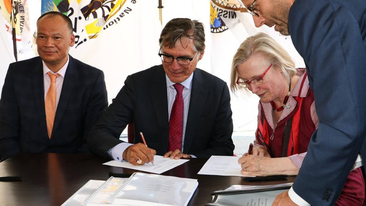 Le grand chef du Grand Conseil des Cris, Matthew Coon Come et la ministre des Affaires autochtones et du Nord canadien, Carolyn Bennett, lors de la signature de l'entente sur la gouvernance des Cris, le 18 juillet 2017 Le grand chef du Grand Conseil des Cris, Matthew Coon Come et la ministre des Affaires autochtones et du Nord canadien, Carolyn Bennett, lors de la signature de l'entente sur la gouvernance des Cris, le 18 juillet 2017