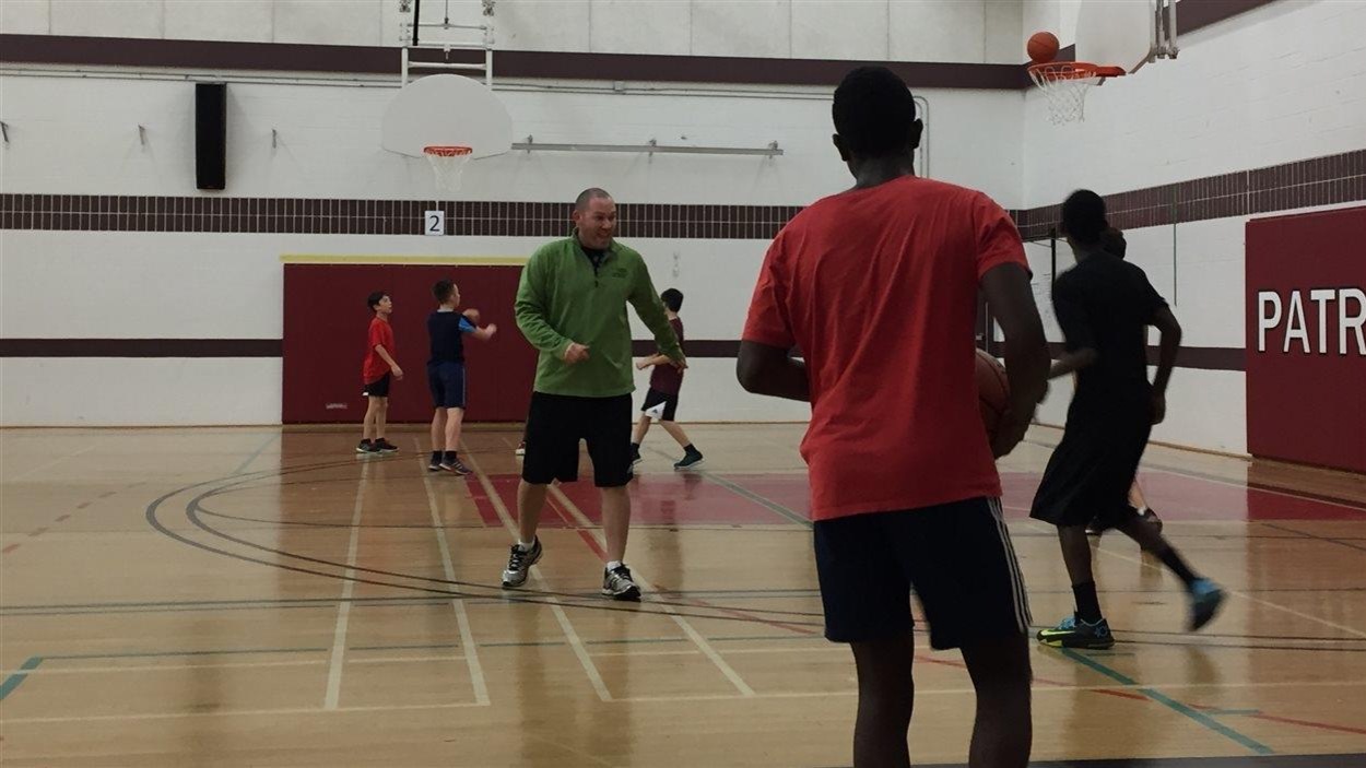 Des élèves jouent au basketball Des élèves jouent au basketball
