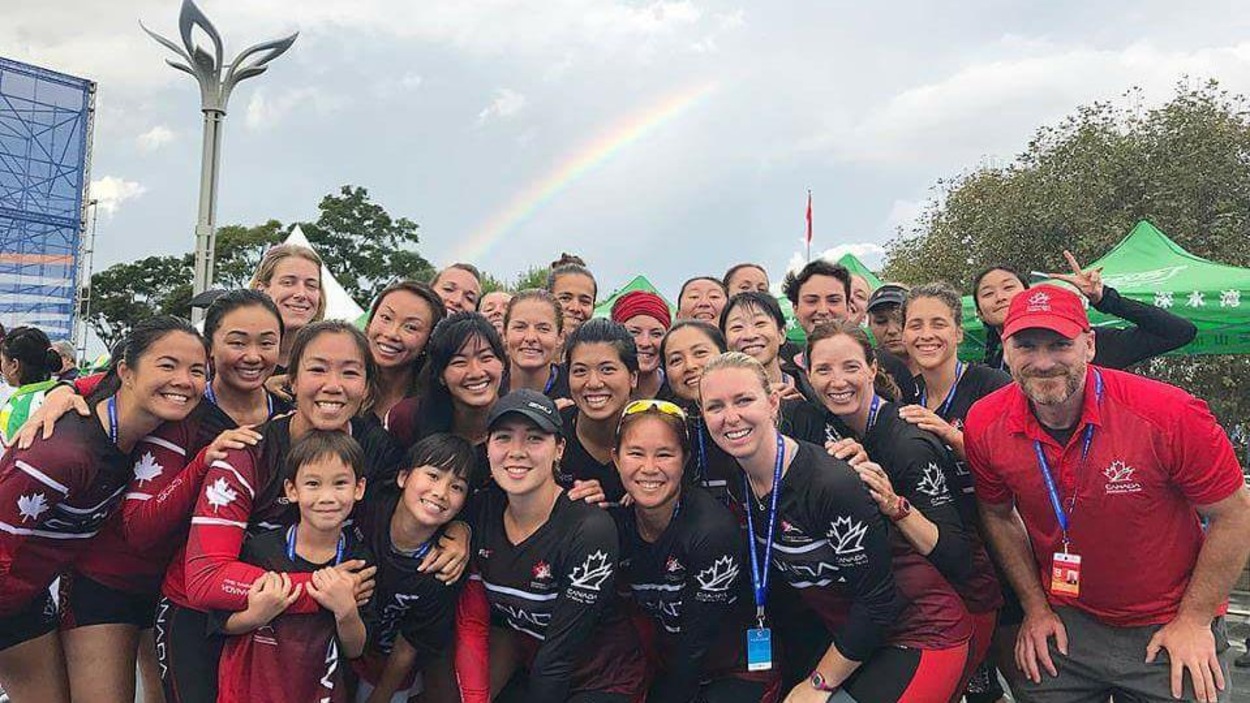 Karine Maltais et son équipe de bateau-dragon après la victoire au 500 m lors du Championnats du monde de bateau-dragon, à Kunming. Karine Maltais et son équipe de bateau-dragon après la victoire au 500 m lors du Championnats du monde de bateau-dragon, à Kunming.
