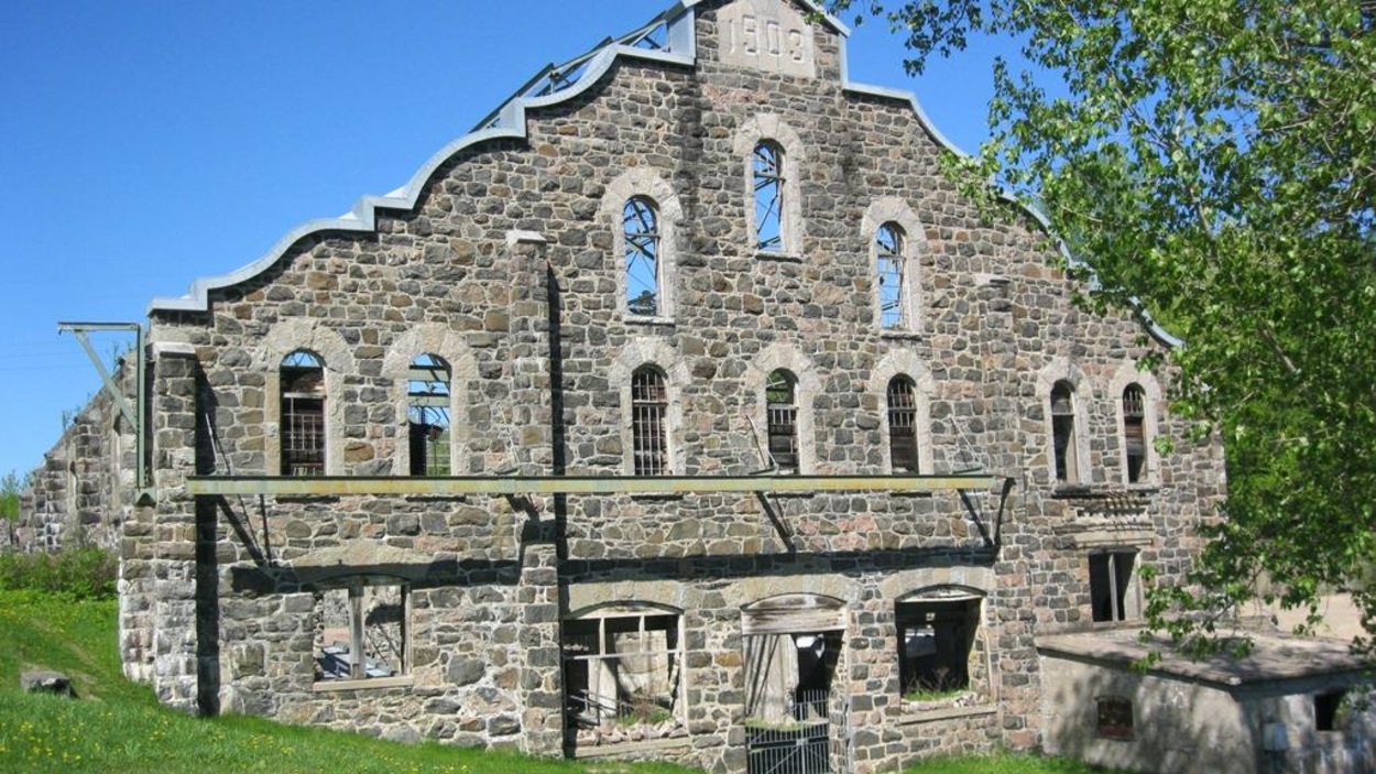 L'extérieur d'un bâtiment patrimonial en brique L'extérieur d'un bâtiment patrimonial en brique