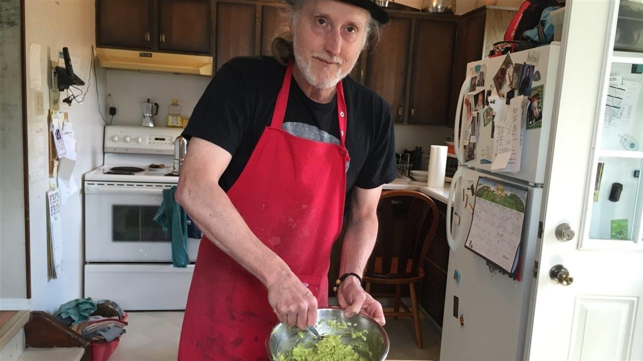 Bertrand Nayet prépare du guacamole Bertrand Nayet prépare du guacamole