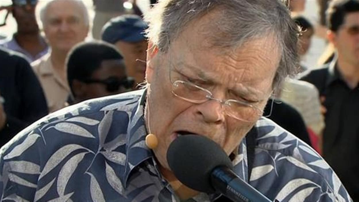 Bob Walsh performe au Téléjournal 18h. Bob Walsh performe au Téléjournal 18h.