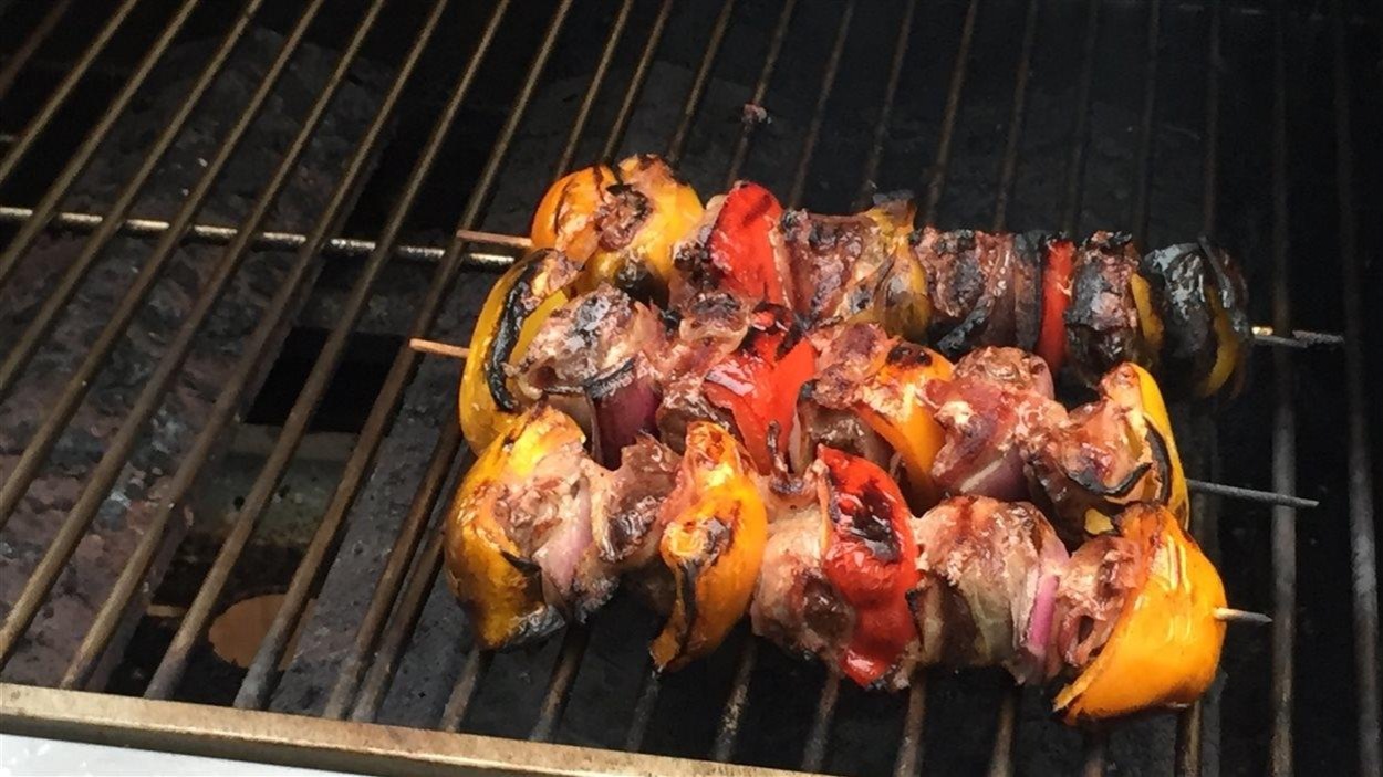 Brochettes cuites sur le BBQ Brochettes cuites sur le BBQ